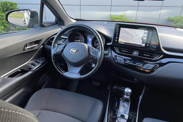 Rød Toyota C-HR fra 2018