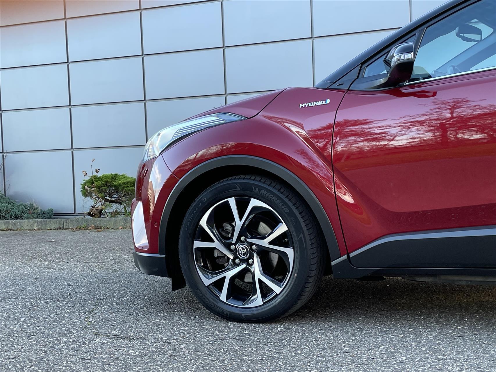 Rød Toyota C-HR fra 2018