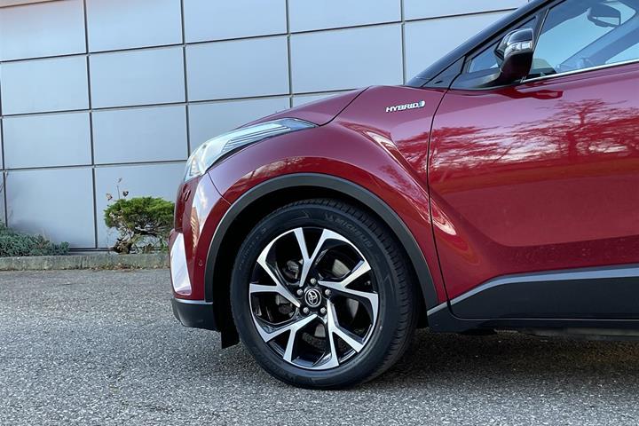 Rød Toyota C-HR fra 2018