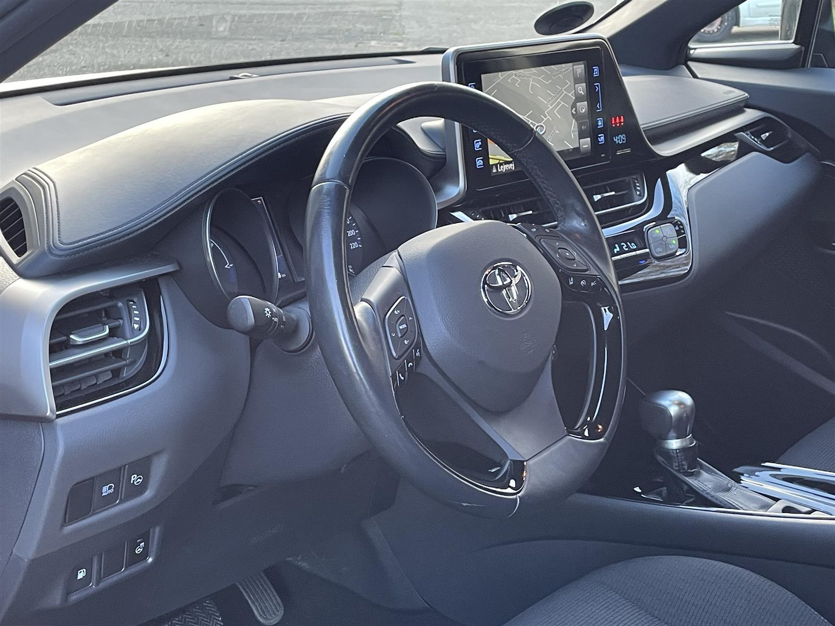 Rød Toyota C-HR fra 2018