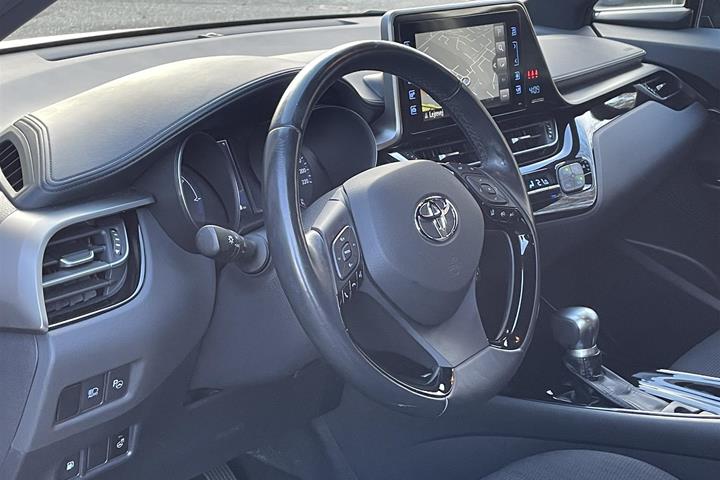 Rød Toyota C-HR fra 2018