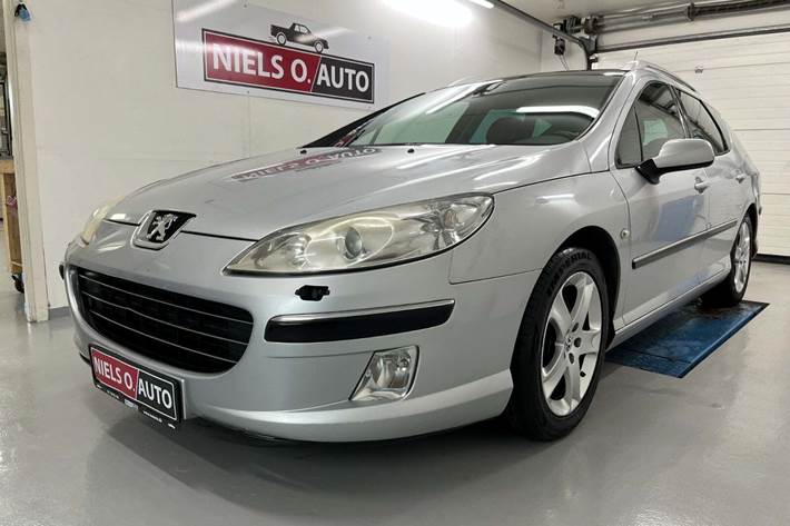 Sølv Peugeot 407 fra 2006 set udefra
