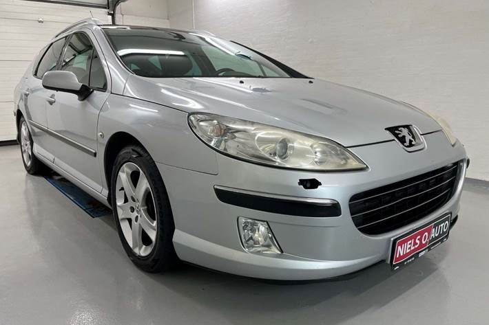 Sølv Peugeot 407 fra 2006 set udefra