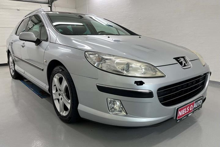 Sølv Peugeot 407 fra 2006 set udefra