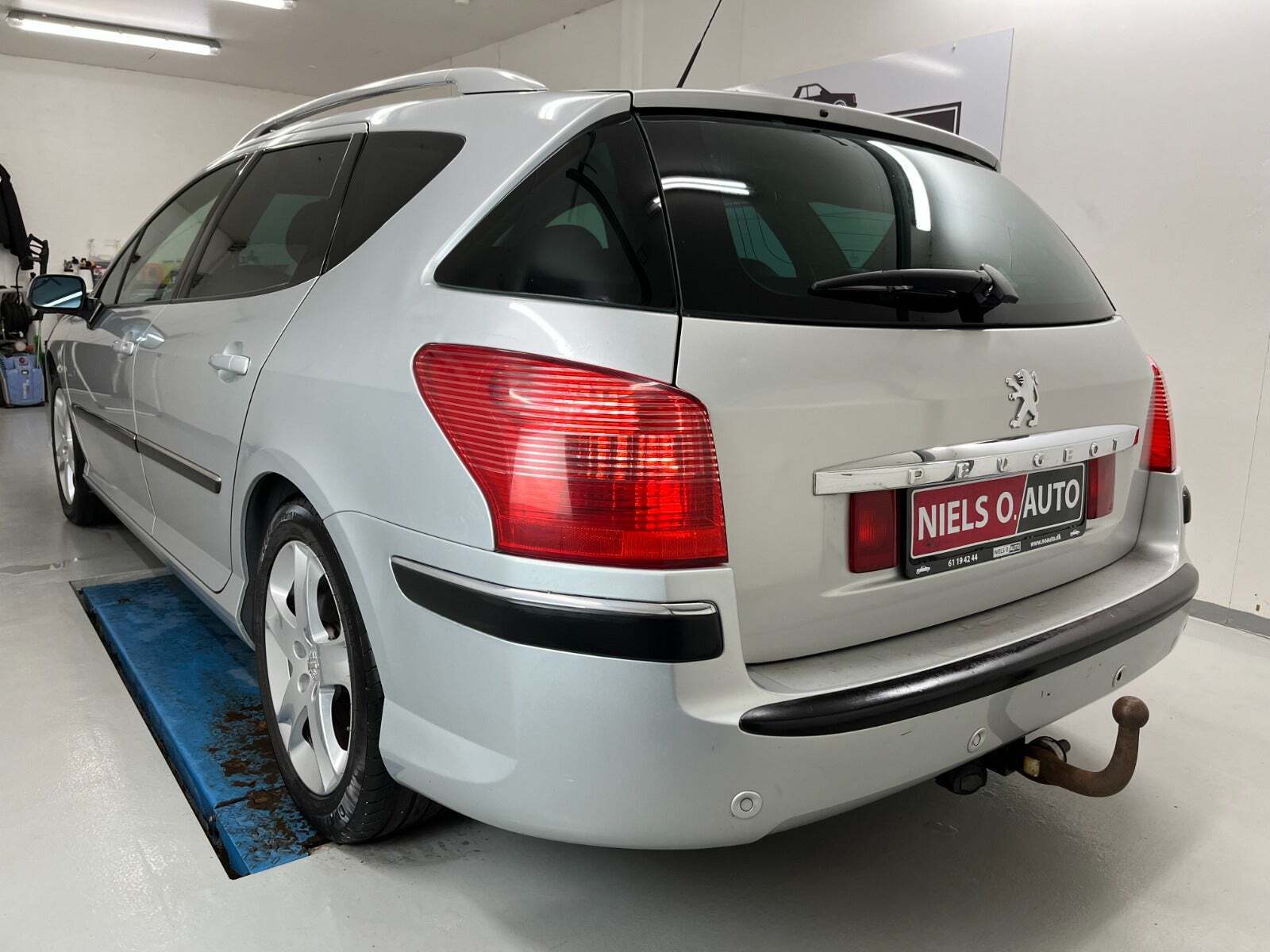 Sølv Peugeot 407 fra 2006 set udefra