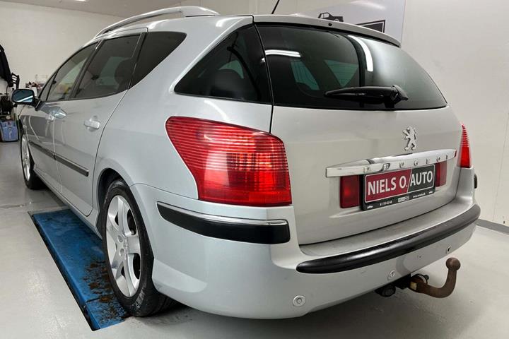 Sølv Peugeot 407 fra 2006 set udefra