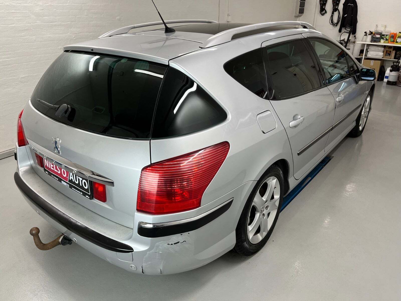 Sølv Peugeot 407 fra 2006 set udefra