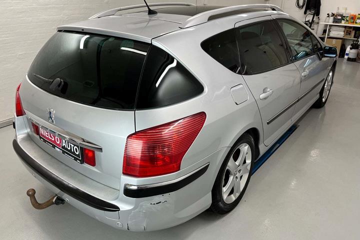 Sølv Peugeot 407 fra 2006 set udefra