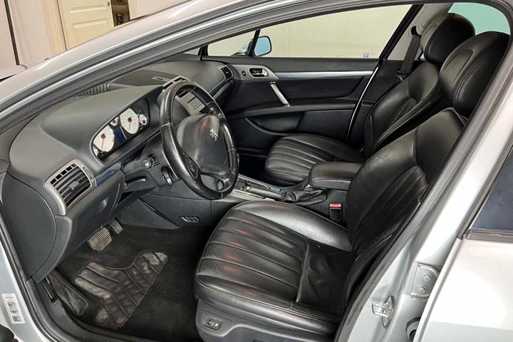 Sølv Peugeot 407 fra 2006 set indefra
