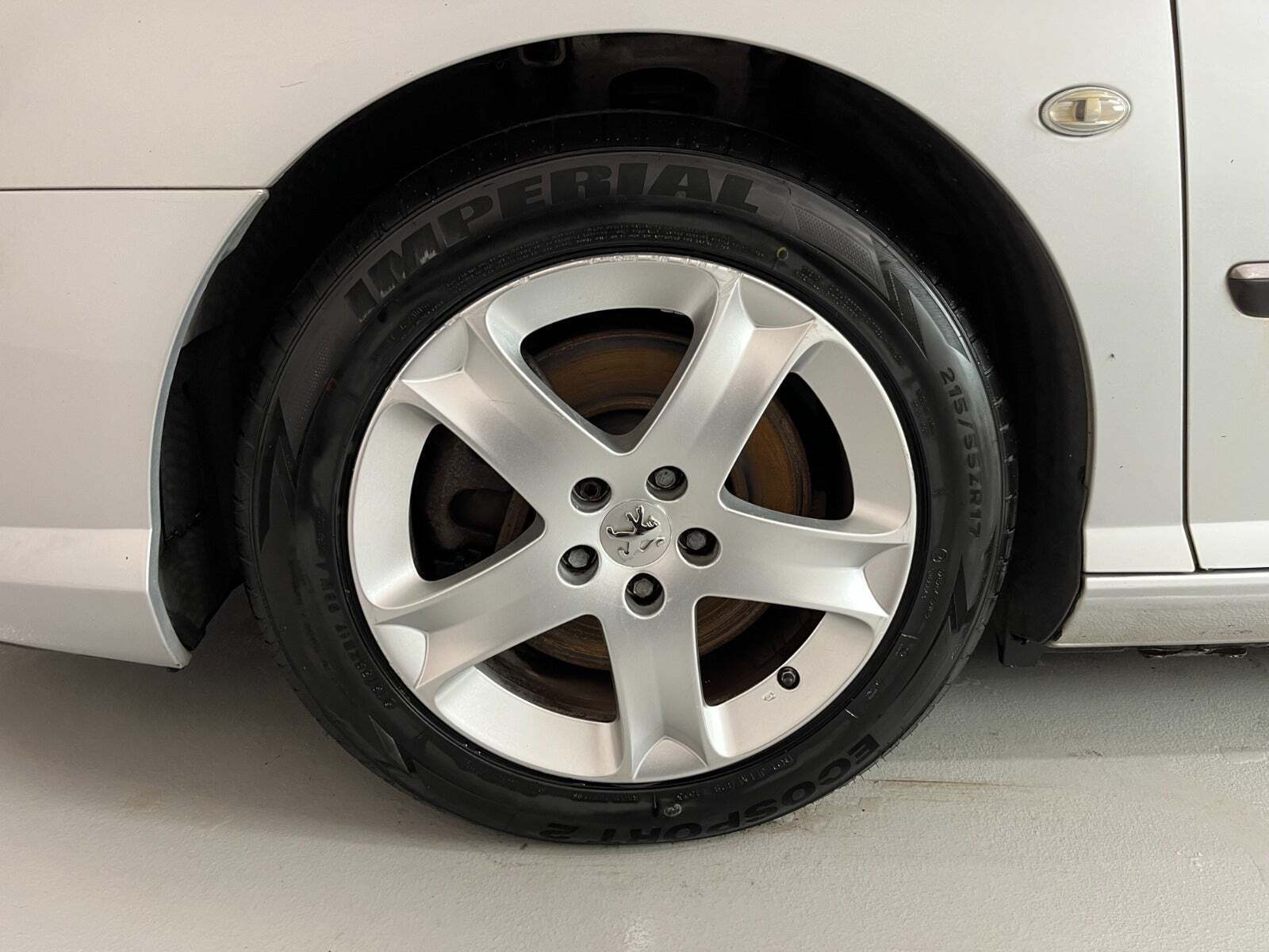 Sølv Peugeot 407 fra 2006 set udefra