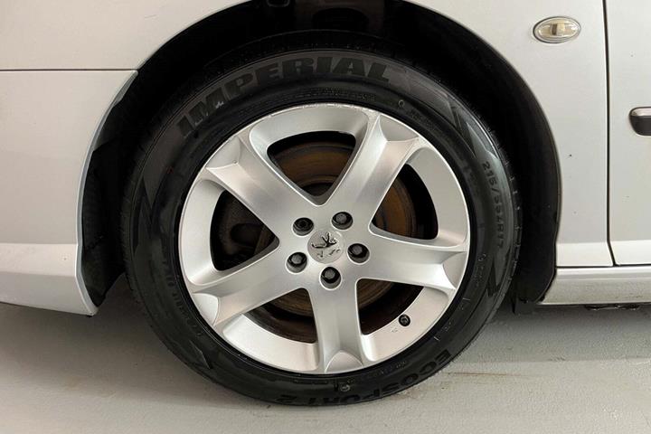 Sølv Peugeot 407 fra 2006 set udefra