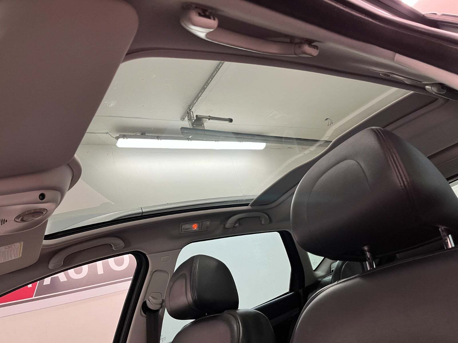 Sølv Peugeot 407 fra 2006 set indefra