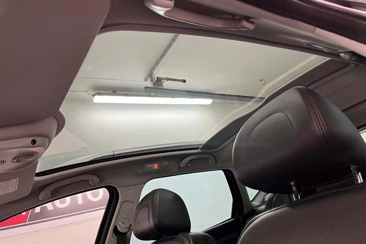 Sølv Peugeot 407 fra 2006 set indefra