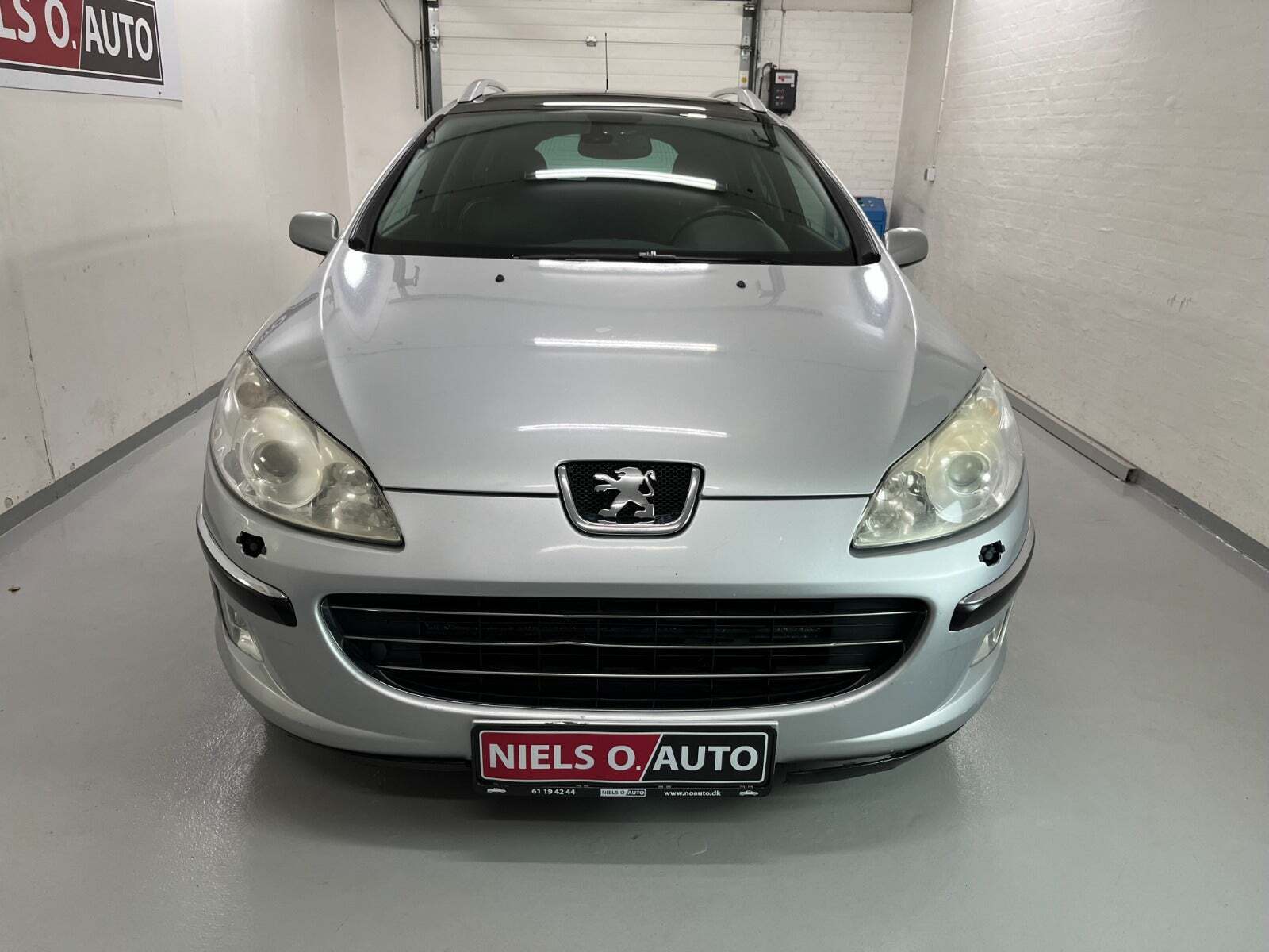 Sølv Peugeot 407 fra 2006 set udefra