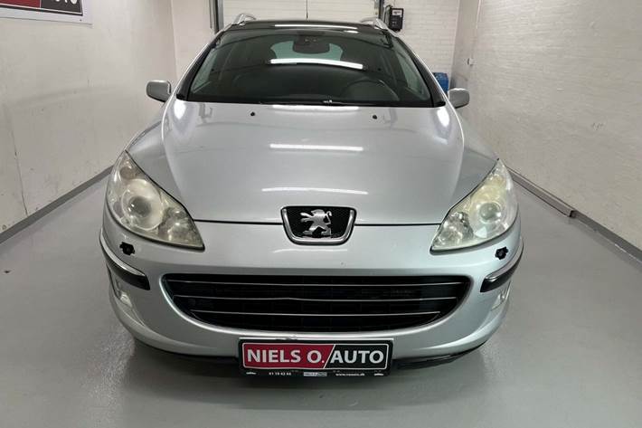 Sølv Peugeot 407 fra 2006 set udefra