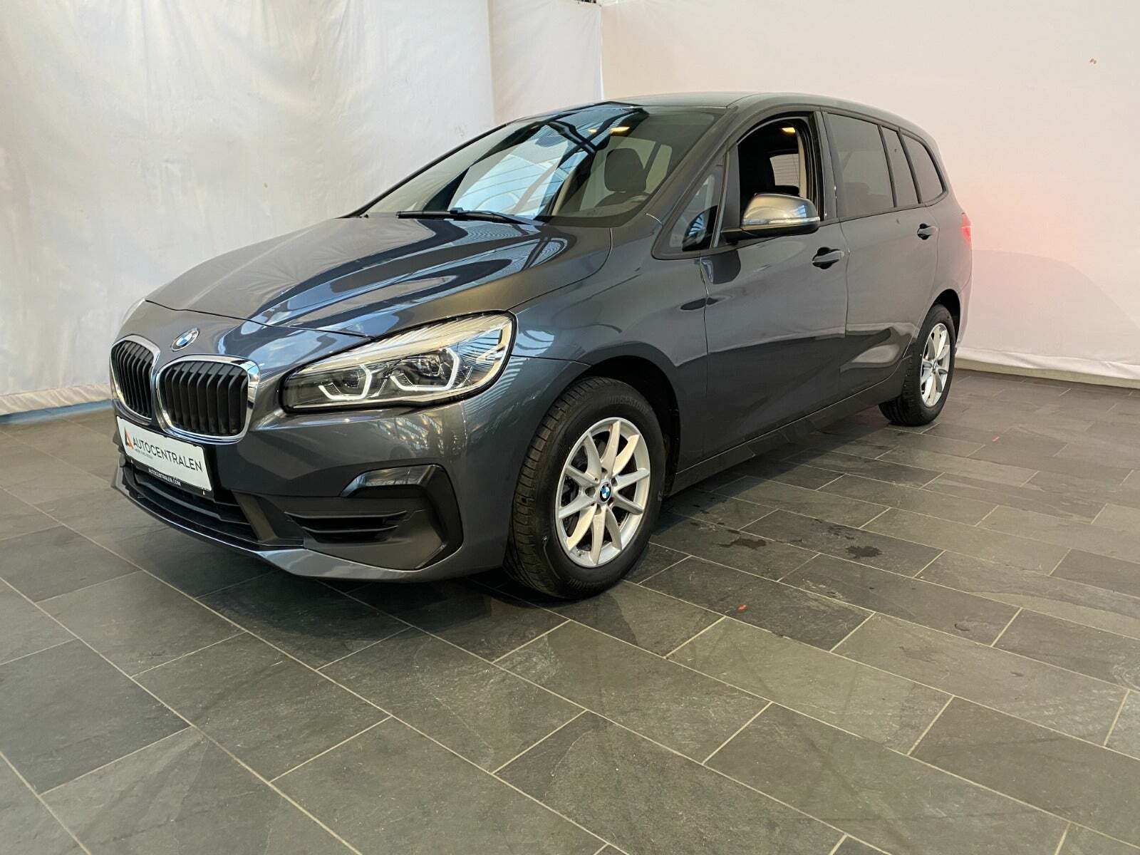 Grå BMW 216i fra 2021