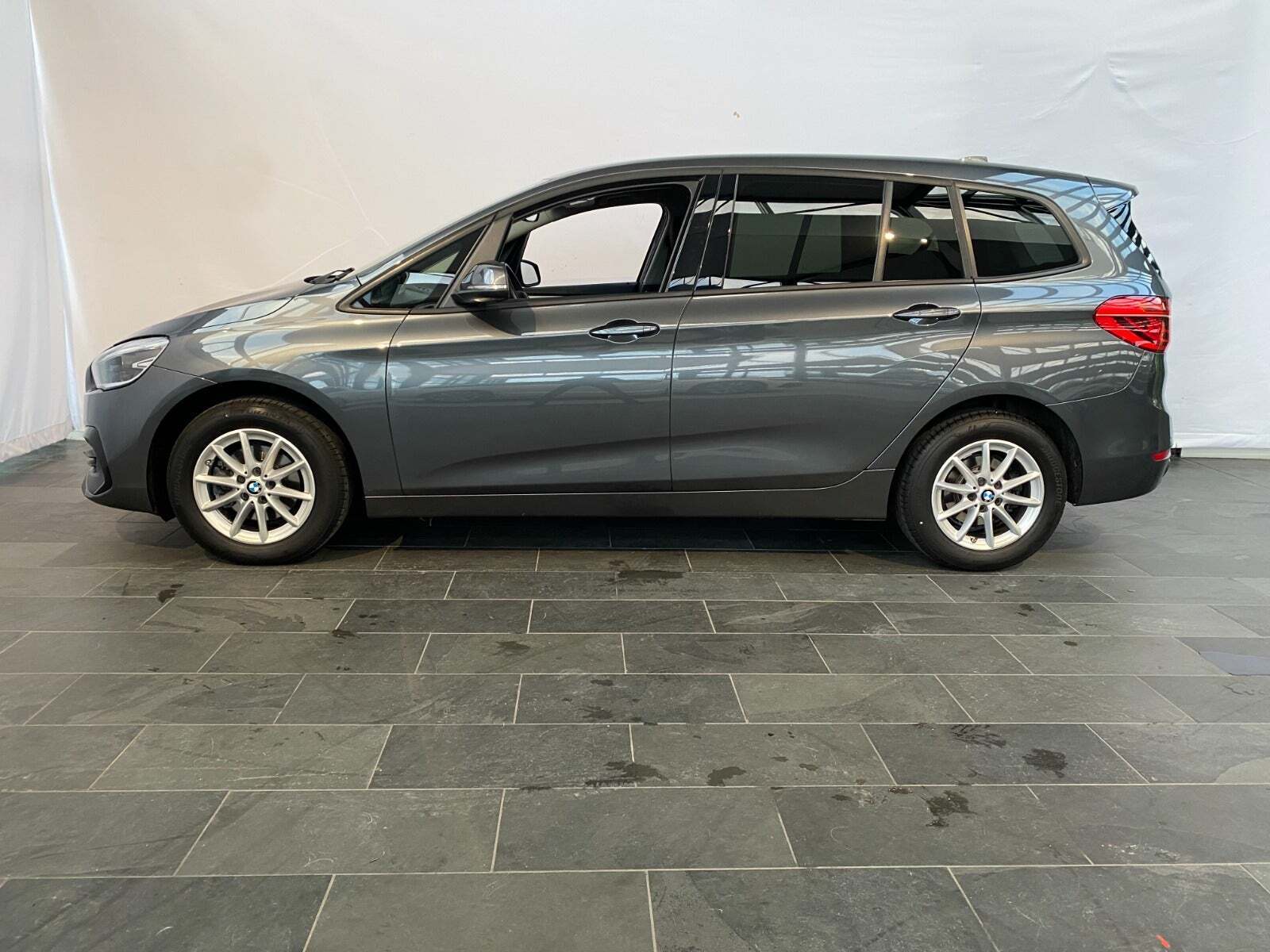 Grå BMW 216i fra 2021