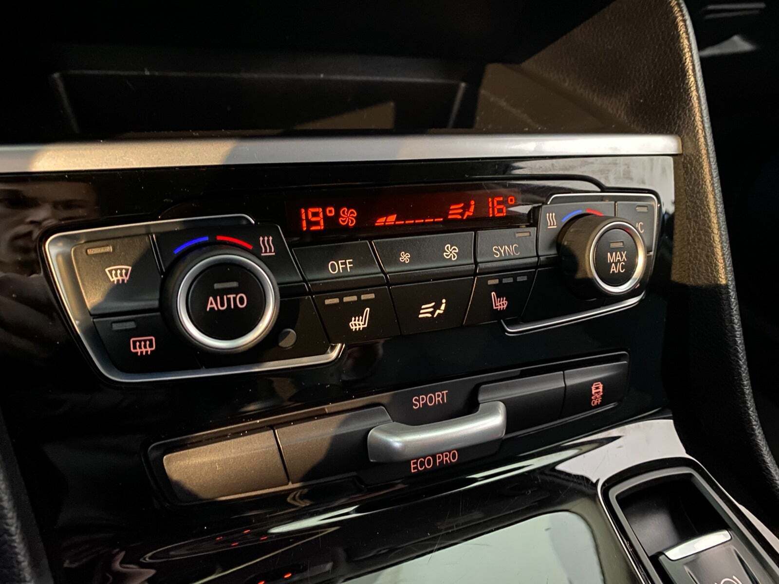 Grå BMW 216i fra 2021