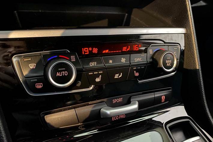 Grå BMW 216i fra 2021