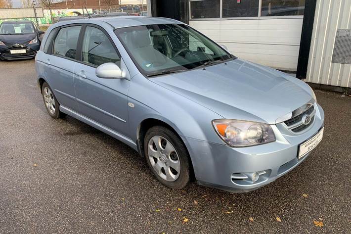 Blå Kia Cerato fra 2007