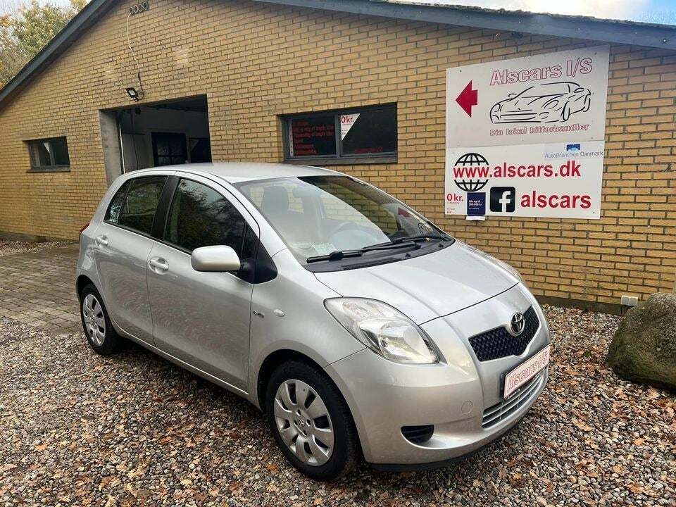 Blå Toyota Yaris fra 2008