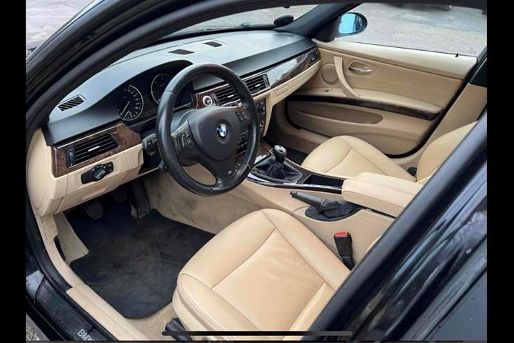 Sort BMW 320 fra 2008