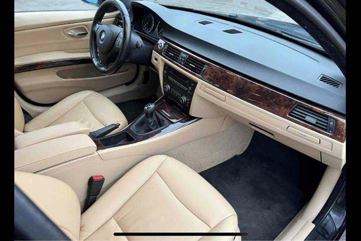 Sort BMW 320 fra 2008