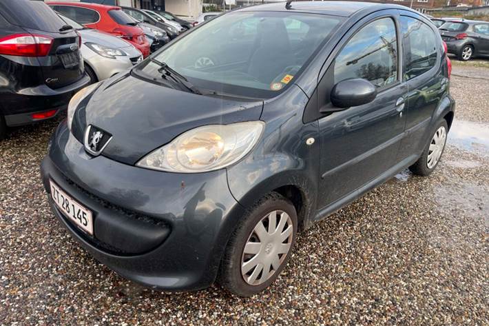 Grå Peugeot 107 fra 2009