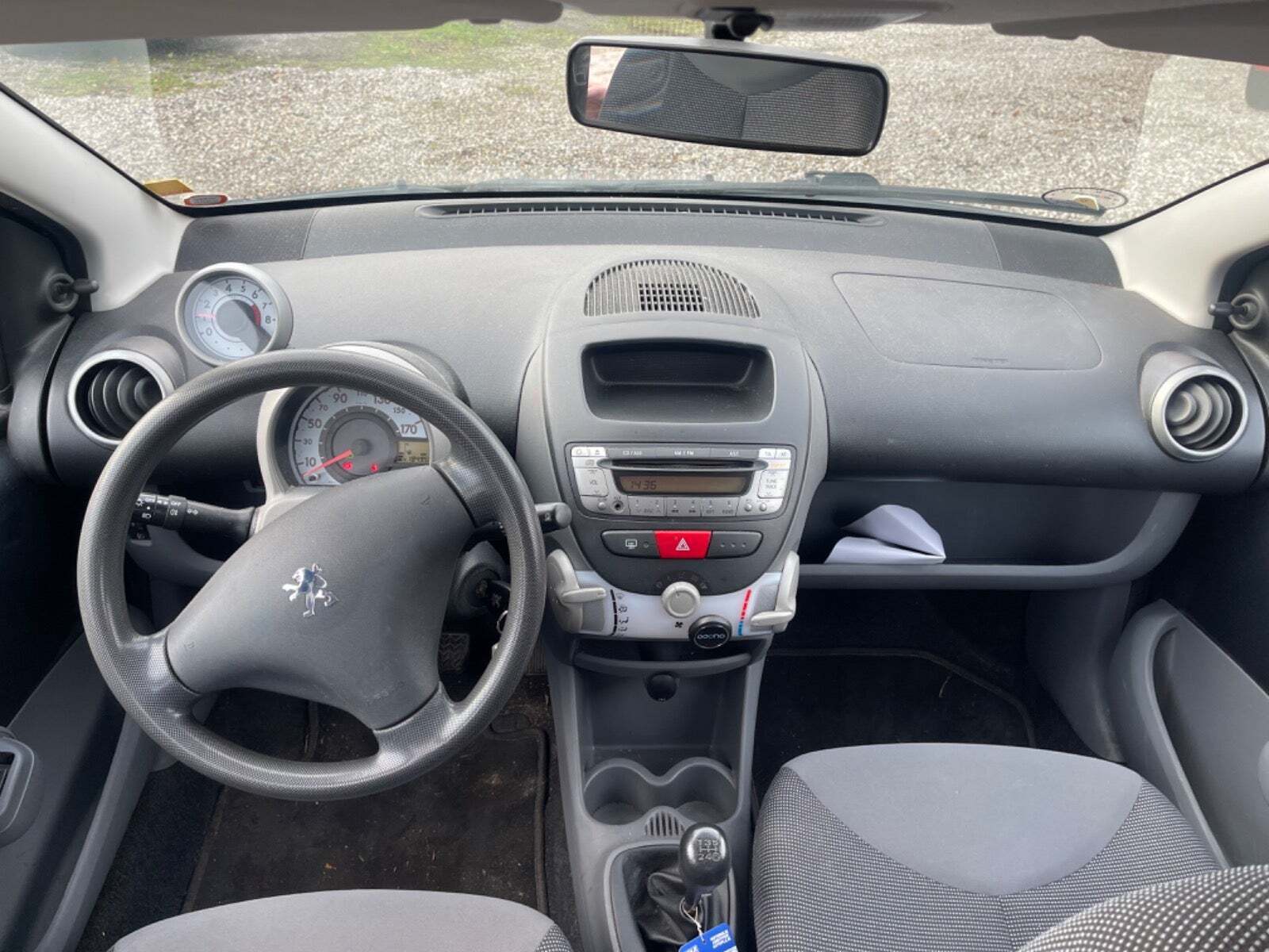 Grå Peugeot 107 fra 2009