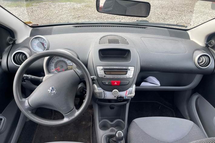 Grå Peugeot 107 fra 2009