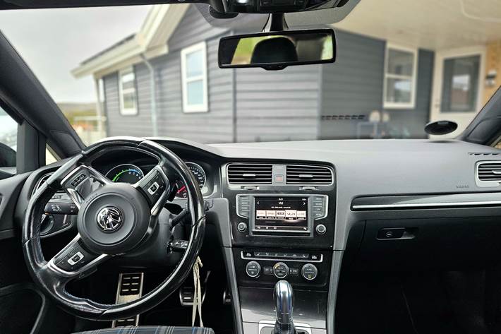 Sort VW Golf VII fra 2016