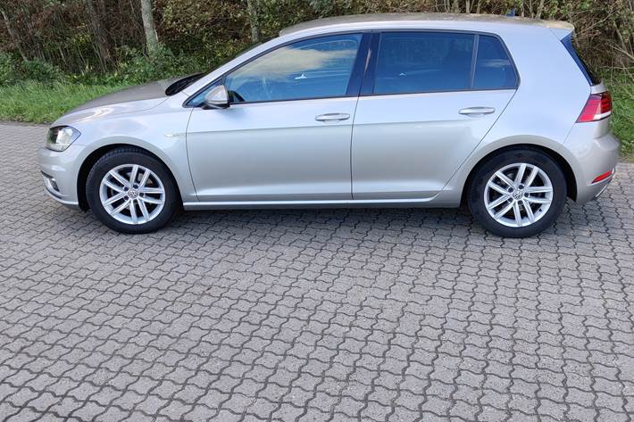 Grå VW Golf fra 2018