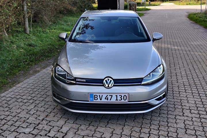 Grå VW Golf fra 2018