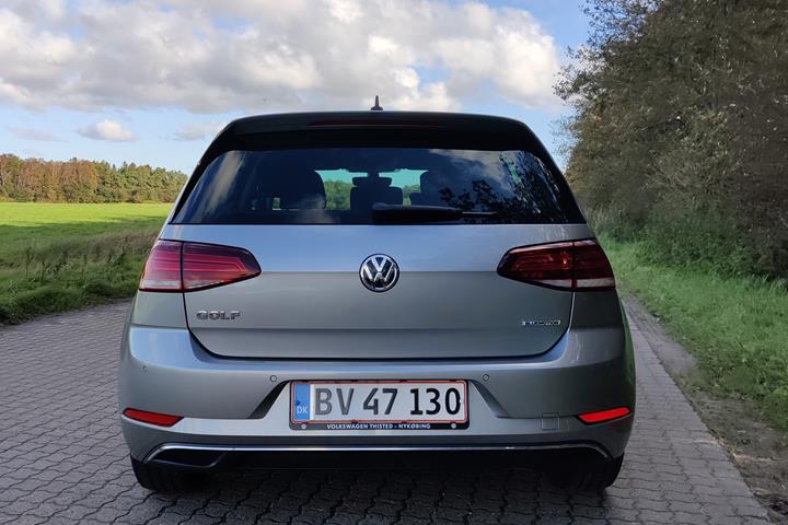 Grå VW Golf fra 2018