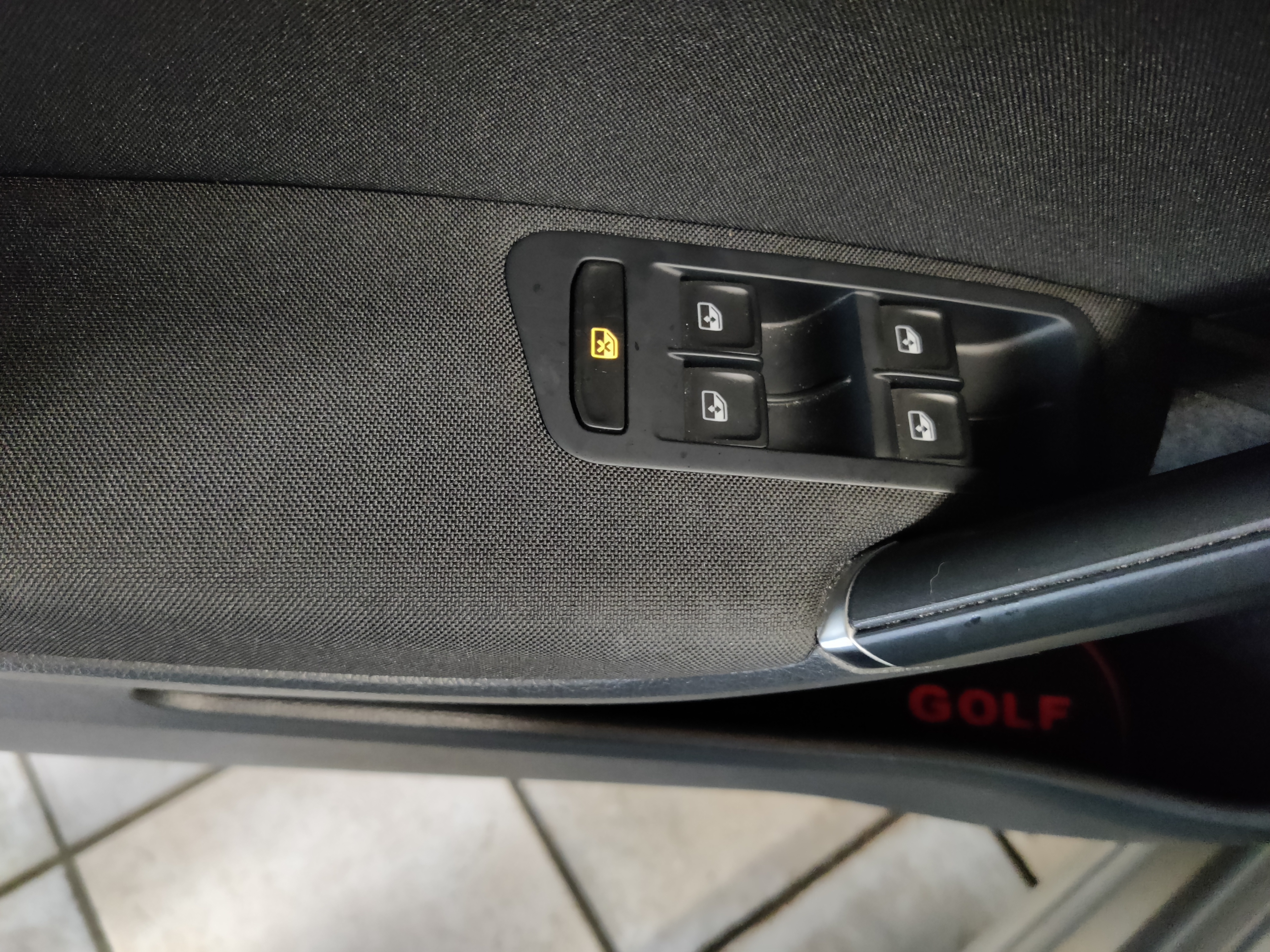 Grå VW Golf fra 2018