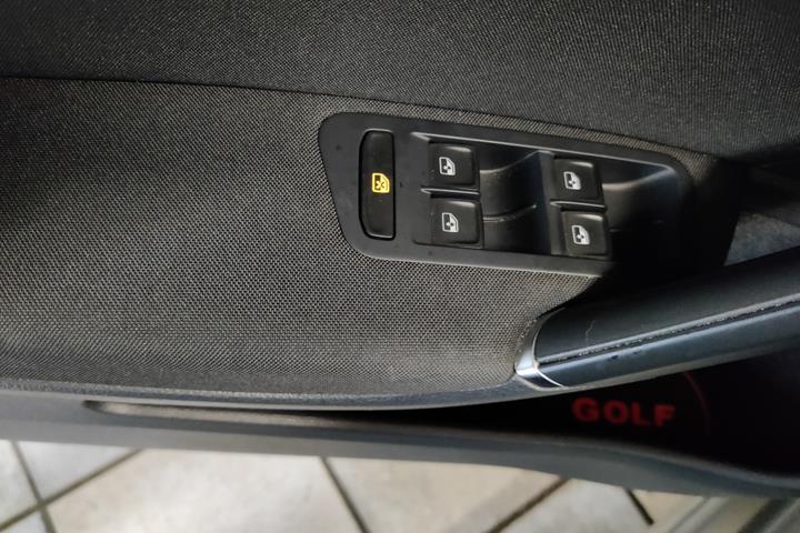 Grå VW Golf fra 2018