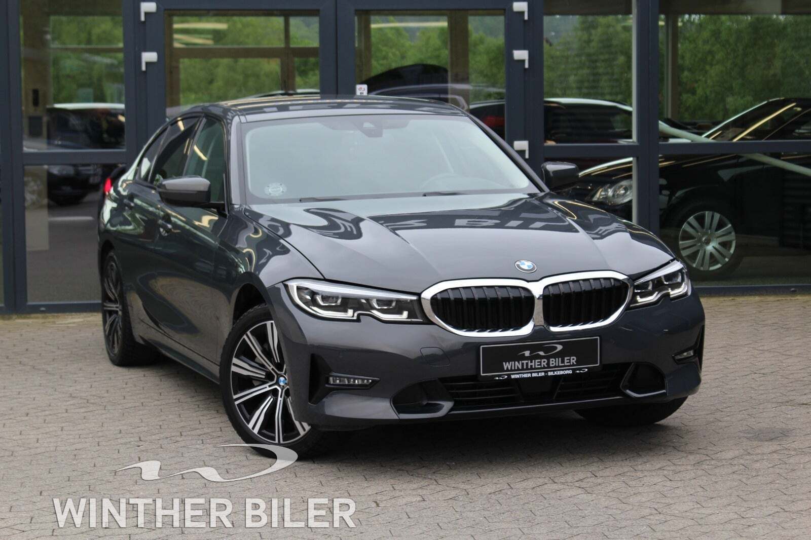 Grå BMW 330e fra 2020