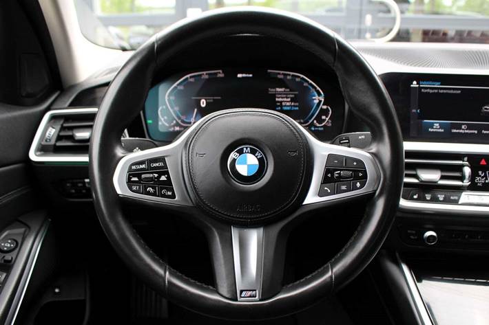 Grå BMW 330e fra 2020