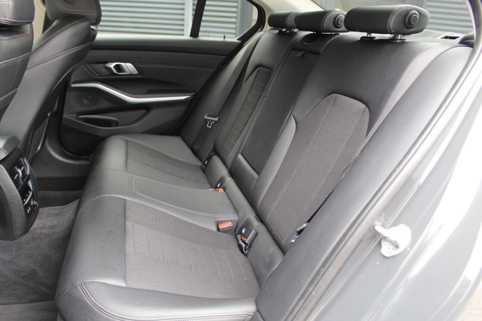 Grå BMW 330e fra 2020