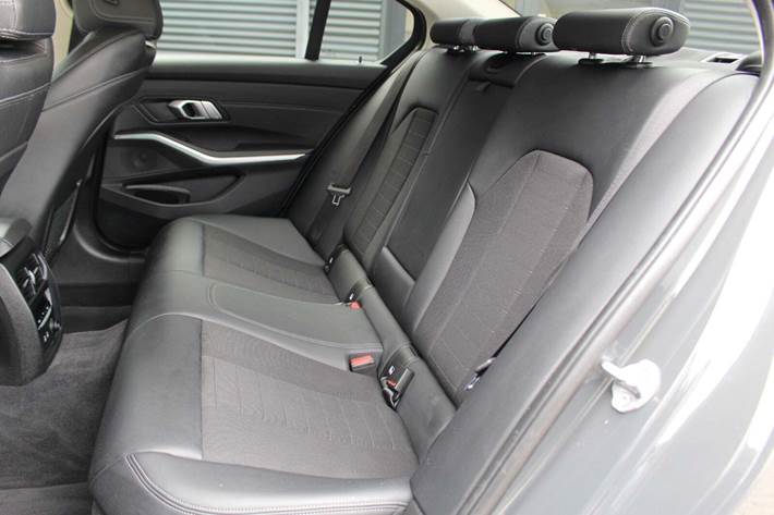 Grå BMW 330e fra 2020