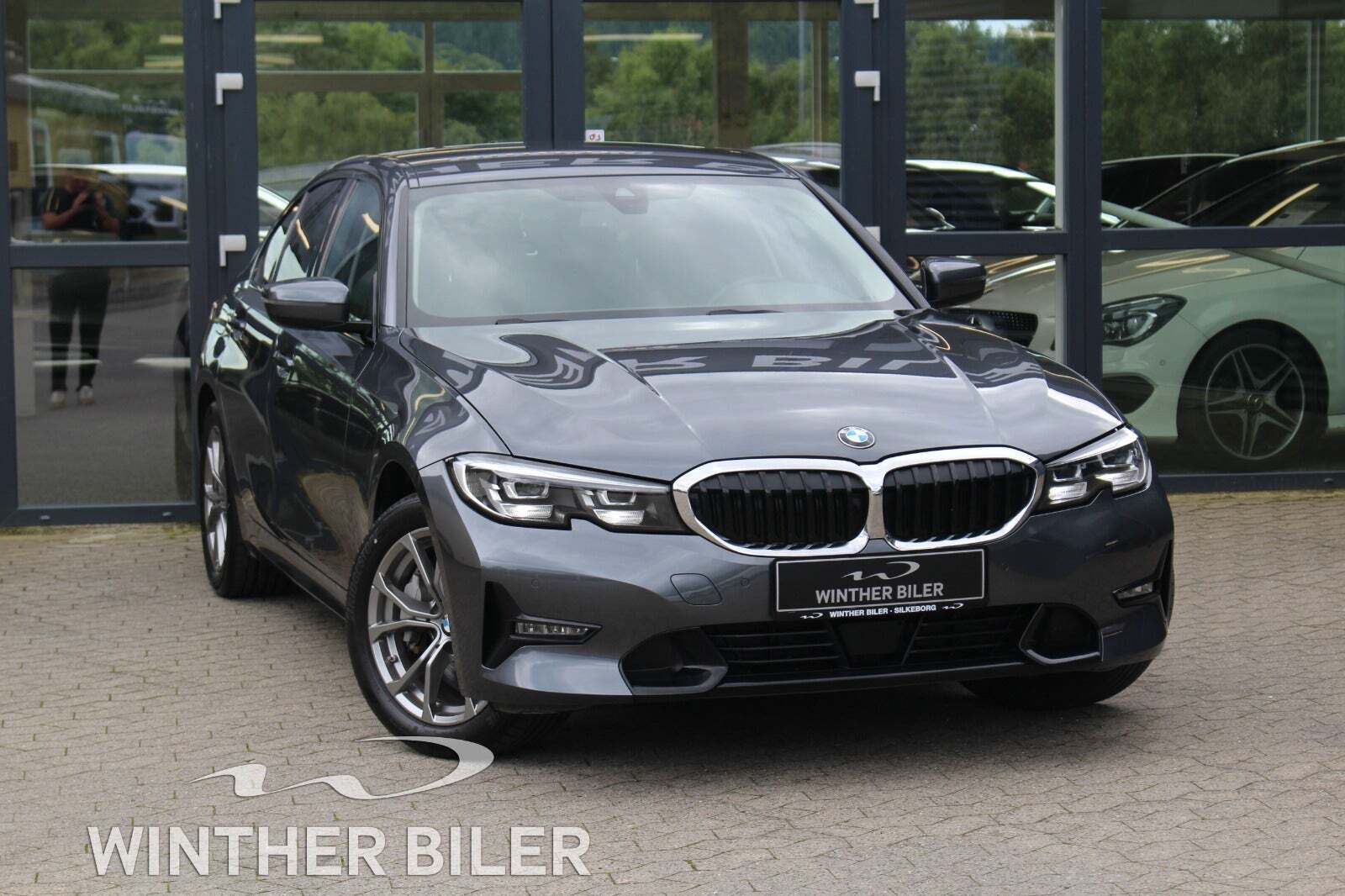 Grå BMW 330e fra 2021