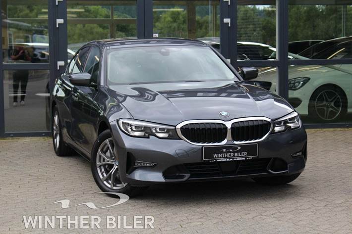 Grå BMW 330e fra 2021