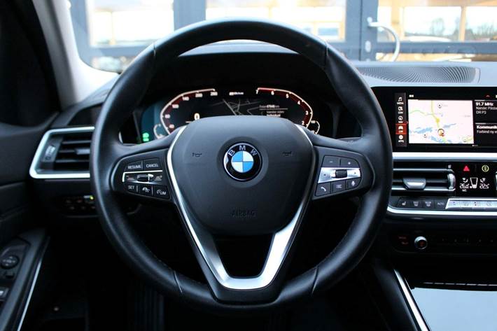 Grå BMW 330e fra 2021