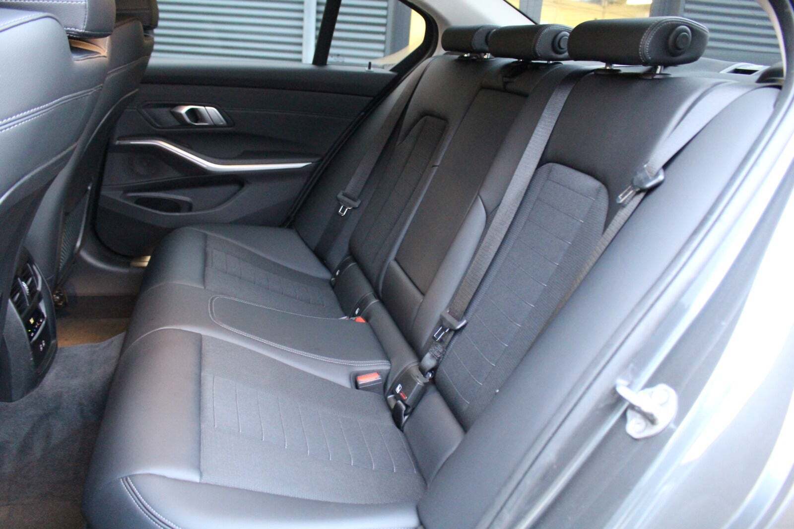 Grå BMW 330e fra 2021