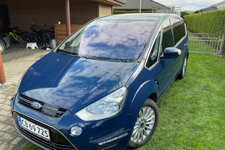 Blå Ford S-MAX fra 2012