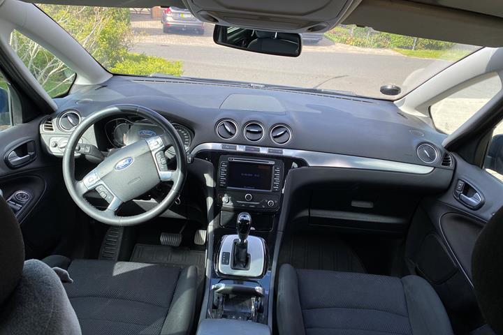 Blå Ford S-MAX fra 2012
