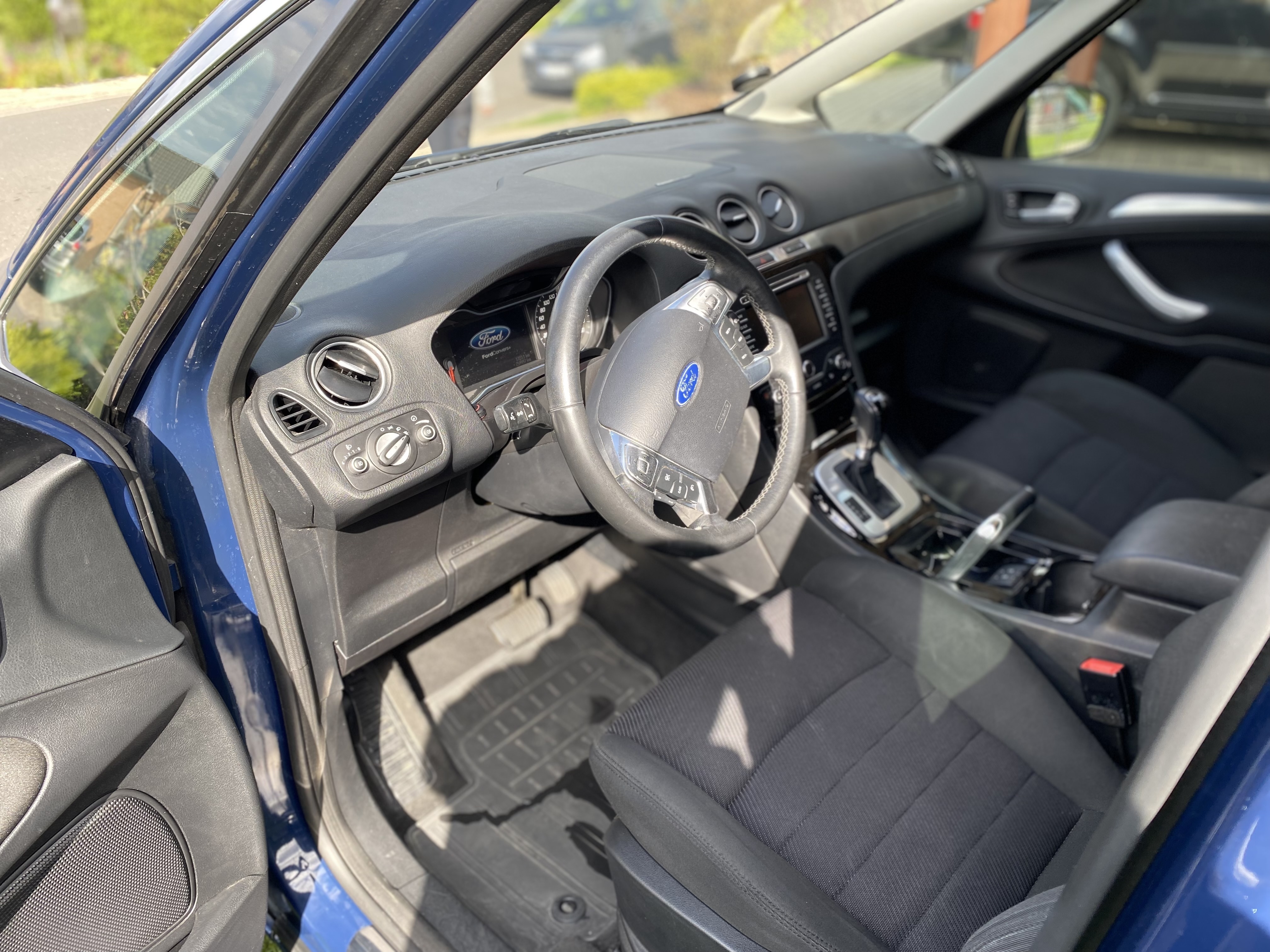 Blå Ford S-MAX fra 2012