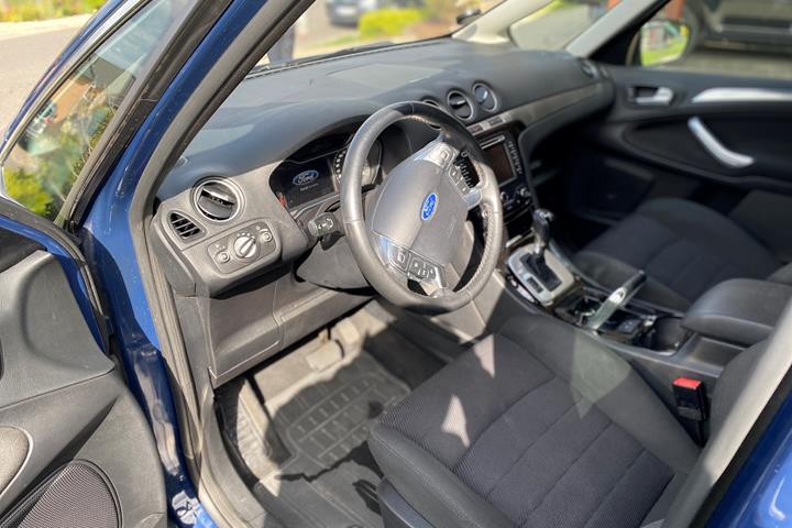 Blå Ford S-MAX fra 2012