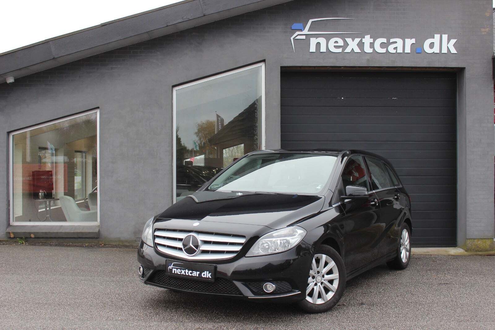 Sort Mercedes B160 fra 2014 set udefra