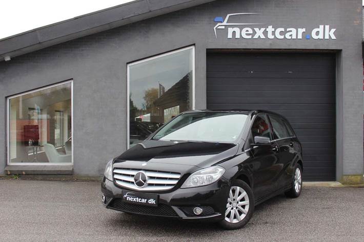 Sort Mercedes B160 fra 2014 set udefra
